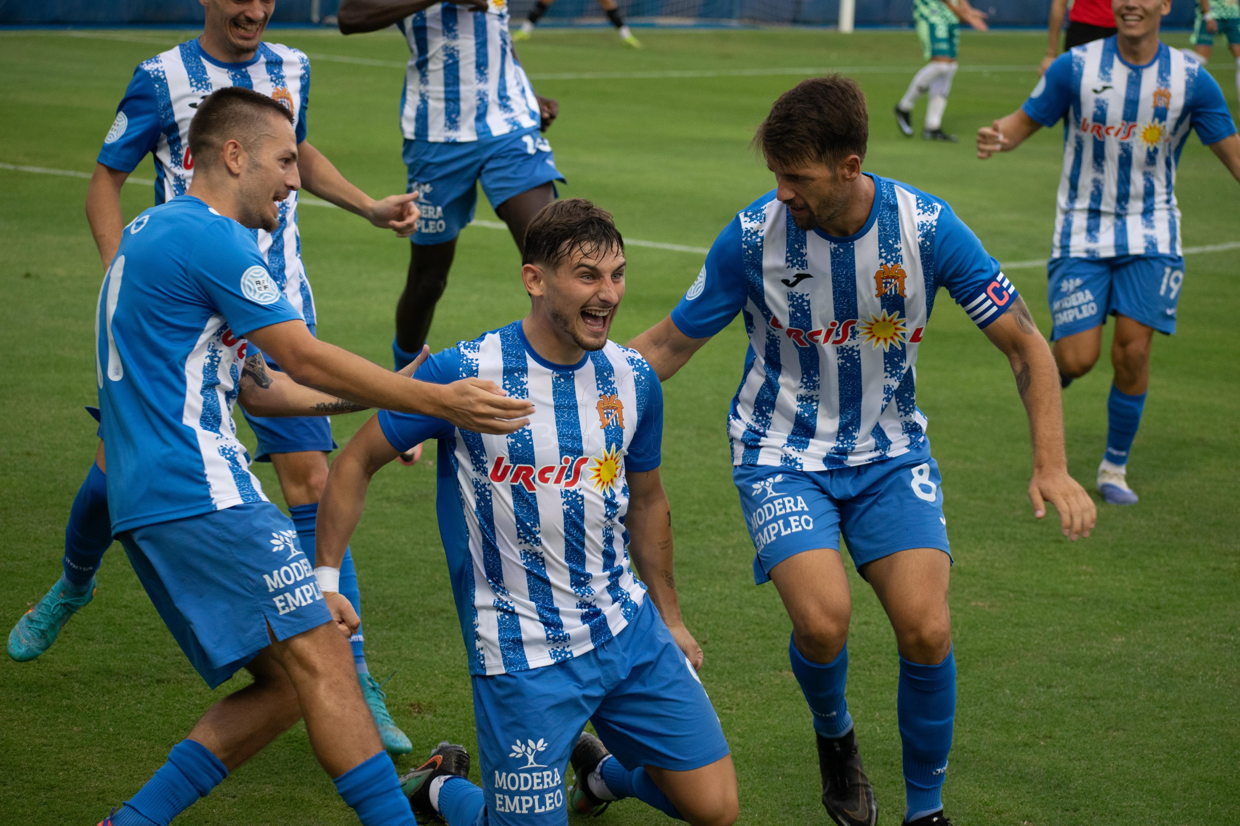 Águilas 2 - 1 Yeclano / CRÓNICA // El Águilas arranca la temporada como una moto